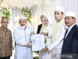 Wabup Banjar Serahkan Dokumen 'Pakulih Anam' kepada Pasangan Pengantin