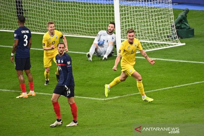 Ilustrasi - Gelandang tim nasional Ukraina Serhiy Sydorchuk (kanan) merayakan golnya ke gawang Prancis dalam laga kualifikasi Piala Dunia 2022 zona Eropa Grup D di Stadion Stade de France, Saint-Denis, Prancis, Rabu (24/3/2021) waktu setempat. (ANTARA/AFP/Anne-Christine Poujoulat)