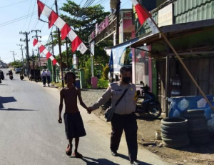 Bhabinkamtibmas Aipda Abdul Azis mengantar ODGJ ke rumahnya. (Humas Polresta Banjarmasin)