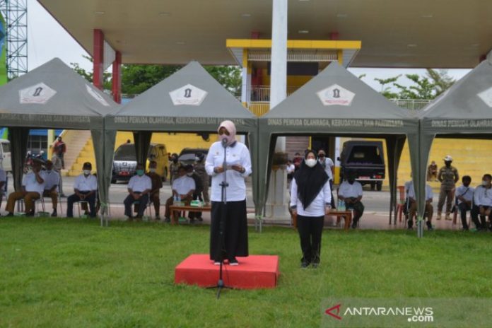 Bupati Batola Hj Noormiliyani AS membuka seleksi Popda Kalsel 2021, di Lapangan 5 Desember Marabahan, Selasa (7/6).Foto:Antaranews Kalsel/Prokopimda Batola.