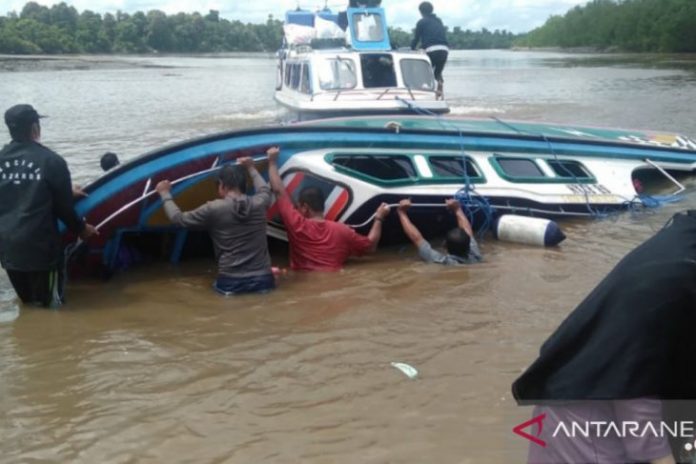 Sebuah speedboat terbalik di sungai di Desa Tagul, Sembakung, Kabupaten Nunukan, Kalimantan Utara, pada Senin (7 Juni 2021). (Dok. Basarnas)