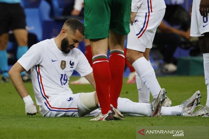 Penyerang tim nasional Prancis Karim Benzema terduduk mengalami cedera dalam laga pemanasan terakhir jelang EURO 2020 melawan Bulgaria di Stade de France, Saint-Denis, Prancis, Selasa (8/6/2021) waktu setempat. (ANTARA/REUTERS/Pascal Rossignol)