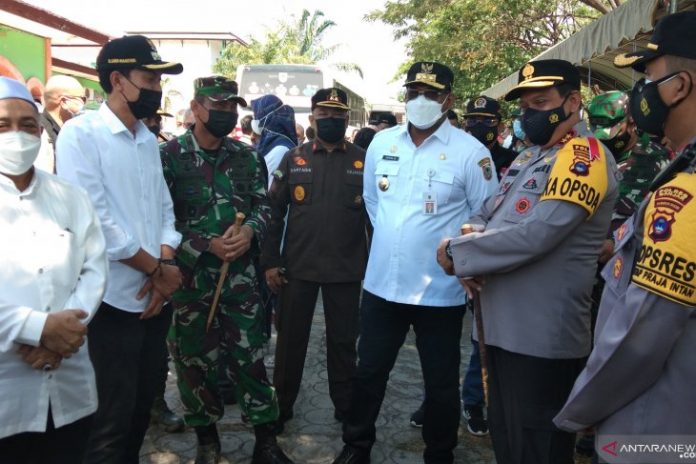 Penjabat Gubernur Kalsel Safrizal ZA (tiga dari kanan) bersama Forkopimda Kalsel dan Bupati Banjar Saidi Mansyur serta Wabup Said Idrus usai memantau TPS 7 Desa Tanjung Rema Martapura. Foto Yose Rizal/Antaranews Kalsel