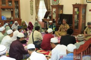 Sekda Kota Banjarbaru, Said Abdullah, beramah tamah dengan penyandang disabilitas netra. (antara)