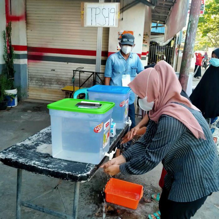 Tempat cuci tangan disediakan di salah satu TPS di Banjarmasin Selatan. (Istimewa-WA Grup)