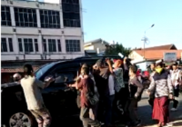 Heboh, Orang Misterius Naik Mobil Hamburkan Uang di Terminal Km 6 Banjarmasin