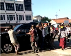Orang misterius menghamburkan uang di Terminal Km 6 Banjarmasin, Kamis 10 Juni 2021 pagi. (istimewa)