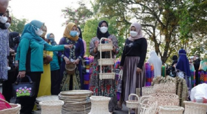 Pj Ketua TP PKK Kalsel, Safriati Safrizal ZA didampingi Ketua TP PKK HSU, Anisa Rasyidah Abdul Wahid, melihat pasar kerajinan tradisional Amuntai. (istimewa-TP PPK Kalsel)