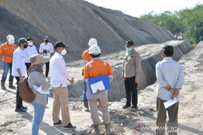 Sekda HSS H M Noor bersama tim teknis melakukan peninjauan pengelolaan limbah tambang batu bara (Fathurrahman/Prokopim HSS/Antarakalsel)