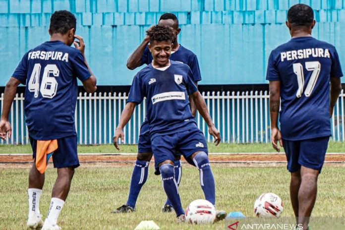 Ilustrasi: Pesepak bola Persipura berlatih di Stadion Mandala Jayapura, Papua, Rabu (21/4/2021). Latihan tersebut sebagai persiapan jelang Piala AFC 2021 dan Liga 1 2021. ANTARA FOTO/Indrayadi TH/aww.