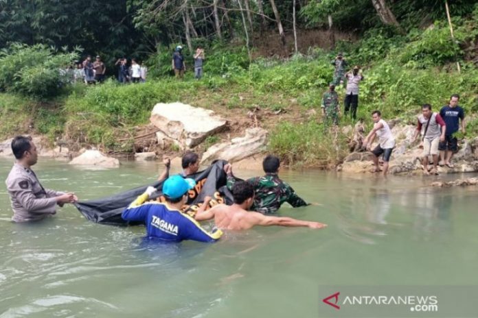 Evakuasi mayat Juhri di sungai Pagat Batu Benawa HST. (antara)