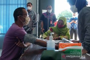 Wali Kota Banjarbaru H M Aditya Mufti Ariffin memantau vaksinasi kepada penyandang disabilitas netra yang merupakan pertama dilakukan di Provinsi Kalsel untuk mencegah warganya diserang virus itu. Foto humas/Antaranews Kalsel