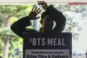 Seorang pengemudi ojek daring mengantre untuk mengambil pesanan di gerai McDonald's Raden Saleh, Jakarta, Rabu (9/6/2021). Puluhan pengemudi ojek daring tersebut terlihat mengabaikan protokol kesehatan saat mengantre untuk mengambil pesanan BTS Meal yang merupakan menu kolaborasi "boy band" asal Korea BTS dengan McDonald's yang hadir di 50 negara, termasuk Indonesia. (ANTARA FOTO/Galih Pradipta/wsj.)