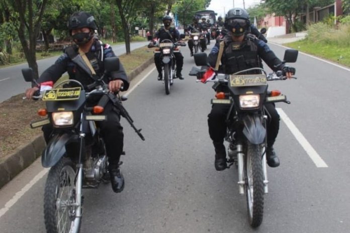 Pasukan Brimob patroli cipta kondisi dan pengamanan situasi selama proses rekapitulasi suara hasil PSU Pilgub Kalsel. (ANTARA/Firman)