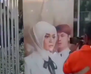 Foto Lesty dan Rizky Blllar menghiasi salah satu sudut ruangan tempat lamaran Lesty Kejora dan Rizky Billar. (IG Insta Julid)