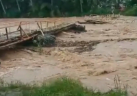 Jembatan Darurat  Putus, Warga Desa Waki HST Gunakan Alat Ini untuk Menyeberang ﻿
