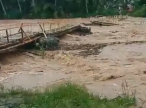 _Jembatan Desa Waki Baru putus. (IG)
