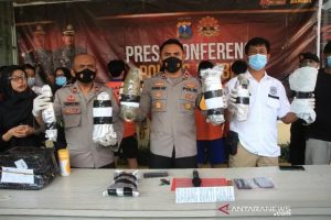 Wakapolres Jember Kompol Kadek Ary Mahardika (tengah) bersama Satresnarkoba saat menggelar konferensi pers, di Mapolres Jember, Sabtu (12/6/2021). ANTARA/HO - Polres Jember.