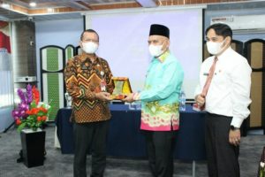 Bupati HSU H Abdul Wahid HK saat memberi cendramata/ kenang-kenangan kepada Kasubdit BLUD Dirjen Bina Keuangan Kemendagri Komaedi saat kegiatan Implementasi e BLUD di Hotel Minosa Resort Amuntai, belum lama ini. (Antaranews Kalsel/Diskominfo HSU/Eddy A)