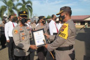 Kapolres Tabalong memberi penghargaan kepada 9 personel. (antara)