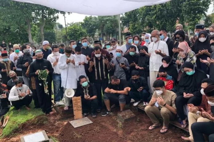 Suasana pemakaman mantan pebulu tangkis nasional Markis Kido di TPU Kebon Nanas, Jakarta Timur, Selasa (15/6/2021). ANTARA/Roy Rosa Bachtiar