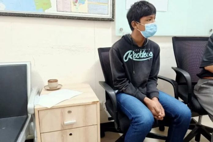 ses pemulangan Haikal (16) WNI asal Kecamatan Balai Karangan, Kabupaten Sanggau, Kalimantan Barat, yang disandera oleh majikannya yang merupakan agen judi online di Kuching, Sarawak. (Istimewa)