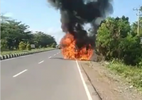 Diduga Motor Pelangsir BBM, Terbakar di Jalan Gubernur Soebardjo Lingkar Selatan