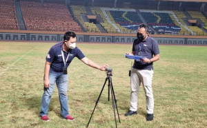 PT Liga Indonesia Baru melakukan inspeksi terhadap salah satu stadion yang akan menggelar laga Liga 1 musim 2021-2022. (Istimewa-PT LIB)