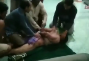 Pelaku saat diamankan mengamuk dalam masjid tanpa mengenakan busana. (IG)