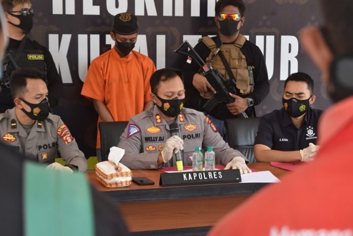 Polres Kutai Timur saat konferensi pers penangkapan pelaku perkosaan disertai pencurian. (Humas Polda Kaltim)