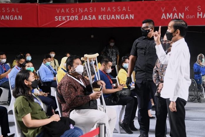 Presiden Joko Widodo menghadiri vaksinasi massal pelaku sektor jasa keuangan di GBK, Rabu 16 Juni 2021. (Sekretariat Kabinet)