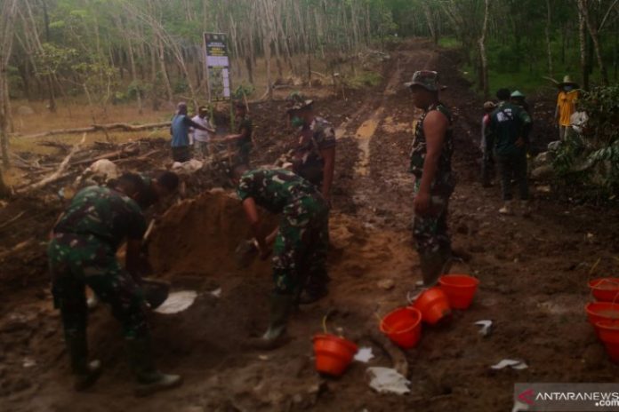 TNI kerjakan pembukaan jalan sepanjang 3,149 KM di Desa Suato Lama Kecamatan Salam Babaris, Kabupaten Tapin, Kalimantan Selatan (ANTARA / Muhammad Fauzi Fadilah)