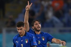 Gelandang tim nasional Italia Manuel Locatelli (kanan) mengacungkan dua jarinya seusai mencetak gol keduanya ke gawang Swiss dalam lanjutan Grup A Euro 2020 di Stadion Olimpico, Roma, Italia, Rabu (16/6/2021) waktu setempat. (ANTARA/REUTERS/POOL/Mike Hewitt)