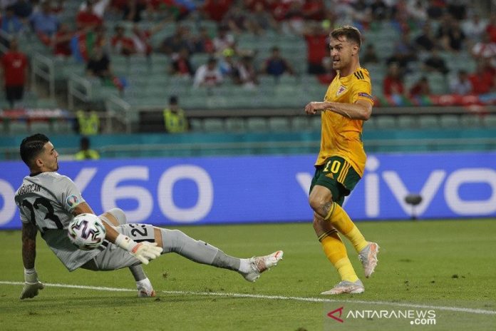 Gelandang tim nasional Wales Aaron Ramsey (kanan) memperdaya kiper Turki Ugurcan Cakir dalam lanjutan Grup A Euro 2020 di Stadion Olimpiade Baku, Baku, Azerbaijan, Rabu (16/6/2021) waktu setempat. (ANTARA/REUTERS/POOL/Valentyn Ogirenko)