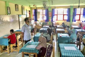 Plt Kadidsik Balangan, H Rahmi, memantau pelaksanaan UKK di SDN 1 Paringin. (antara)