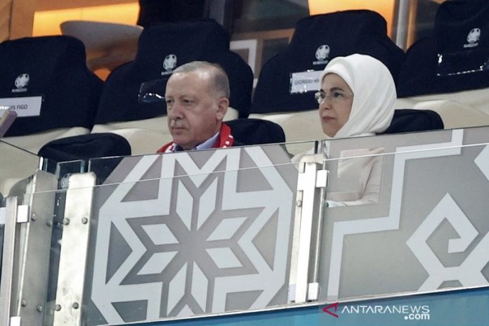 Presiden Turki Recep Tayyip Erdogan (kiri) menyaksikan langsung tim nasionalnya tampil menghadapi Wales dalam lanjutan Grup A Euro 2020 di Stadion Olimpiade Baku, Baku, Azerbaijan, Rabu (16/6/2021) waktu setempat. (ANTARA/REUTERS/POOL/Valentyn Ogirenko)