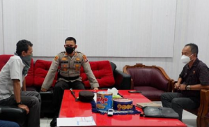 Kapolres Seruyan, AKBP Bayu Wicaksono SH SIK MSi, melakukan koordinasi dengan Ridwan, Kepala Badan Pertanahan Nasional setempat. (Humas Polda Kalteng)