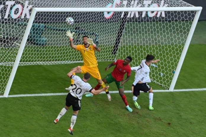 Bek Jerman Robin Gosens (kiri) mencetak gol dari sundulan untuk gol keempat Jerman dalam laga melawan Portugal yang berakhir 4-2 untuk Jerman pada laga Grup F EURO 2020 di Allianz Arena di Muenchen pada 19 Juni 2021. (AFP/MATTHIAS HANGST)