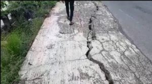 Jalan Desa Sungai Batang, Martapura Barat, ambles. (Istimewa)