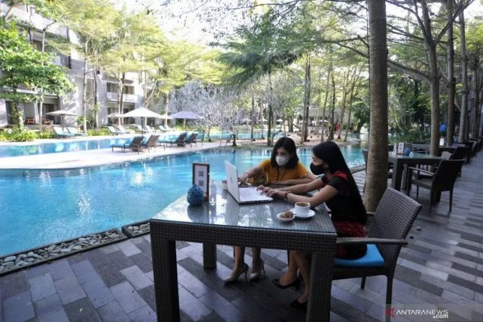 Pekerja beraktivitas di Courtyard by Marriott Bali Nusa Dua Resort, Badung, Bali, Jumat (18/6/2021). Sebanyak 16 hotel di kawasan The Nusa Dua disiapkan untuk menjadi lokasi program Work from Bali atau bekerja dari Bali sebagai upaya pemulihan perekonomian Bali yang terdampak pandemi COVID-19. ANTARA FOTO/Fikri Yusuf/rwa. (ANTARA FOTO/FIKRI YUSUF)