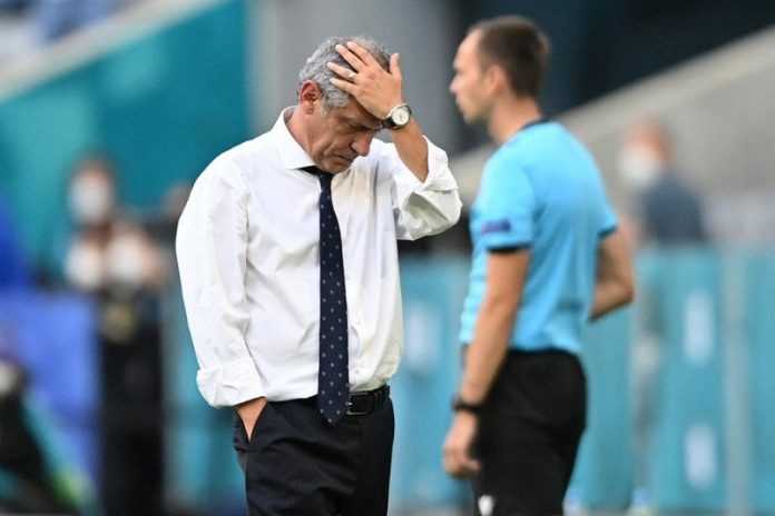 Pelatih Portugal Fernando Santos saat laga Grup F Euro 2020 antara Portugal dan Jerman di Allianz Arena di Muenchen, Jerman. 19 Juni 2021. (AFP/PHILIPP GUELLAND)