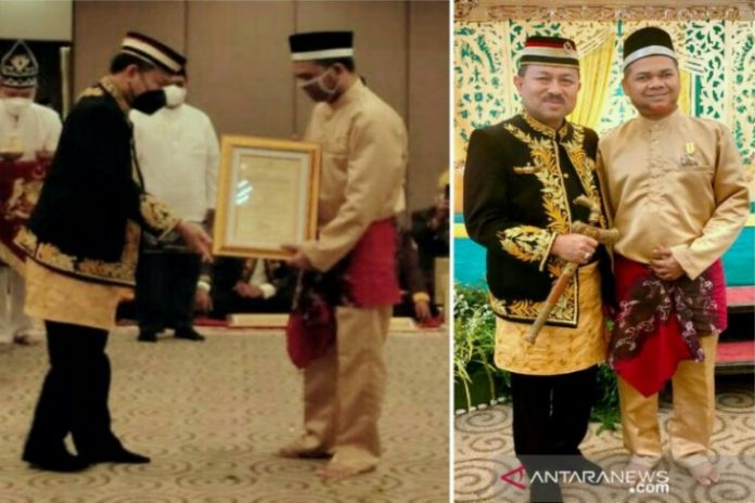 Seniman HSU Hendra Royadi menerima penghargaan dari Sultan Banjar Ir H Khairul Saleh. (antara)