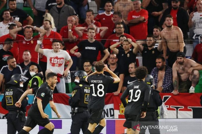 Gelandang tim nasional Jerman Leon Goretzka (18) melakukan selebrasi bersama rekan-rekannya di hadapan suporter seusai mencetak gol ke gawang Hongaria dalam laga pemungkas Grup F Euro 2020 di Stadion Allianz Arena, Muenchen, Jerman, Rabu (23/6/2021) waktu setempat. (ANTARA/REUTERS/POOL/Alexander Hassenstein)