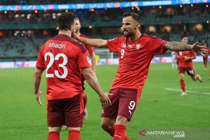 Gelandang serang tim nasional Swiss Xherdan Shaqiri (kiri) melakukan selebrasi bersama Haris Seferovic seusai mencetak gol keduanya ke gawang Turki dalam laga pemungkas Grup A Euro 2020 di Stadion Olimpiade Baku, Baku, Azerbaijan, Minggu (20/6/2021) waktu setempat. (ANTARA/REUTERS/POOL/Ozan Kose)