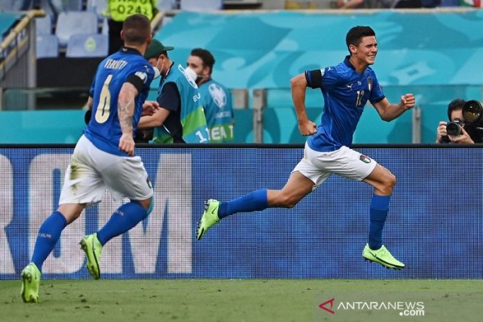 Gelandang tim nasional Italia Matteo Pessina (kanan) merayakan golnya ke gawang Wales dalam laga pemungkas Grup A Euro 2020 di Stadion Olimpico, Roma, Italia, Minggu (20/6/2021) waktu setempat. (ANTARA/REUTERS/POOL/Andreas Solaro)