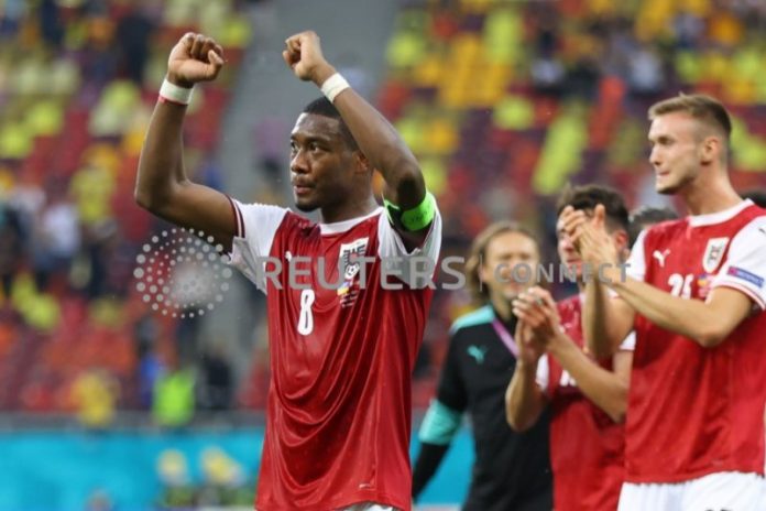 Bek Austria David Alaba merayakan kemenangan timnya yang menang 1-0 atas Ukraina dalam laga terakhir Grup C yang membuat mereka memastikan lolos ke 16 besar. (Pool via REUTERS/Marko Djurica) (REUTERS)