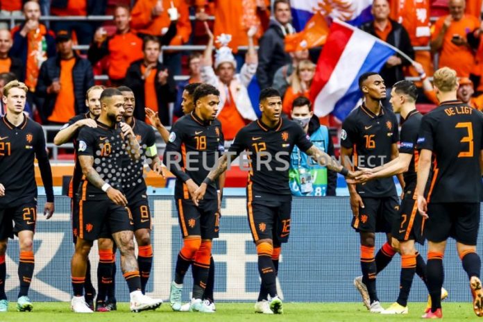 Georginio Wijnaldum yang mencetak dua gol ketika Belanda menang 3-0 atas Makedonia, merayakan golnya dalam pertandingan terakhir Grup di JohanCruyff Arena, Amsterdam, Belanda, 21 Juni 2021. (REUTERS) (REUTERS)