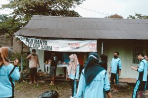Mahasiswa Stikes Darul Azhar Batulicin membersihkan lingkungan Desa Bersujud. (antara)