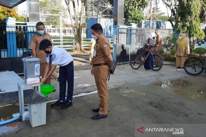 Mencuci dan menggunakan masker menjadi hal wajib bagi siswa yang akan mengikuti PTM di SMPN 1 HST. (antara)