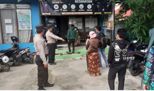 Personel Polsek Banjarmasin Selatan mengatur antrean warga yang ingin berurusan di KUA setempat agar menjaga jarak dan sesuai protokol kesehatan. (Humas Polresta Banjarmasin)